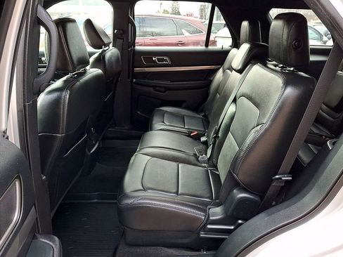 Used 2018 Ford Explorer XLT w/ Equipment Group 202A image 11