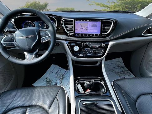 Used 2023 Chrysler Pacifica Limited FWD image 16