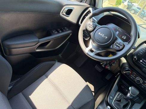Used 2023 Kia Soul LX w/ LX Technology Package FWD image 14