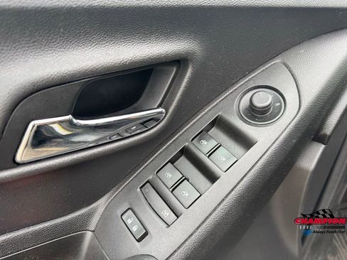 Used 2019 Chevrolet Trax LT w/ LT Convenience Package image 15