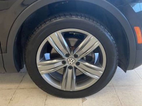 Used 2020 Volkswagen Tiguan SEL FWD image 25