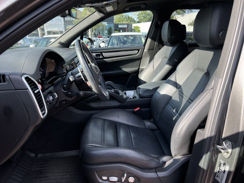 Used 2021 Porsche Cayenne AWD/4WD image 16