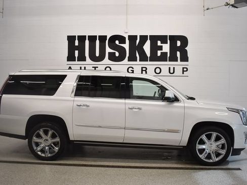 Used 2017 Cadillac Escalade ESV Premium Luxury AWD/4WD image 2