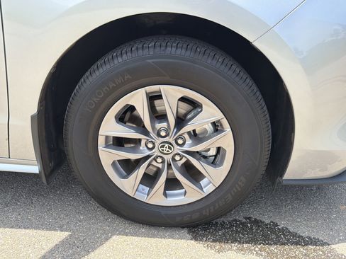 Used 2025 Toyota Sienna XLE w/ XLE Plus Package FWD image 12