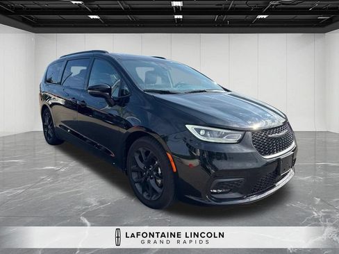 Used 2025 Chrysler Pacifica Limited FWD image 7