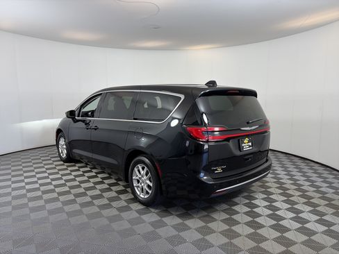 Used 2023 Chrysler Pacifica Touring-L FWD image 12