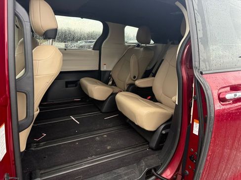 Used 2022 Toyota Sienna XLE image 12