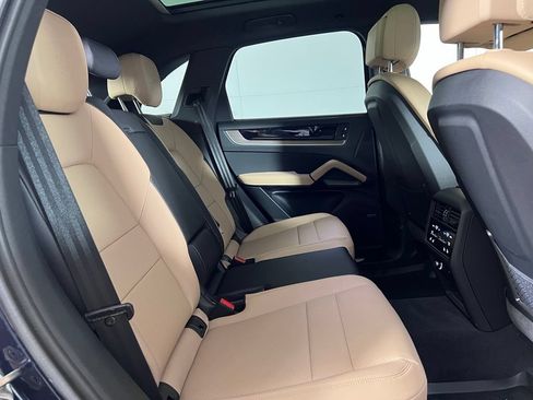 Certified 2025 Porsche Cayenne AWD/4WD image 22