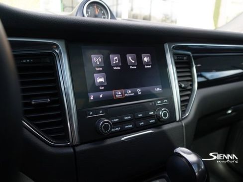 Used 2018 Porsche Macan image 35