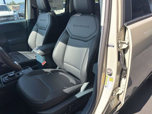 New 2025 Ford Maverick Lariat w/ Black Appearance Package image 17