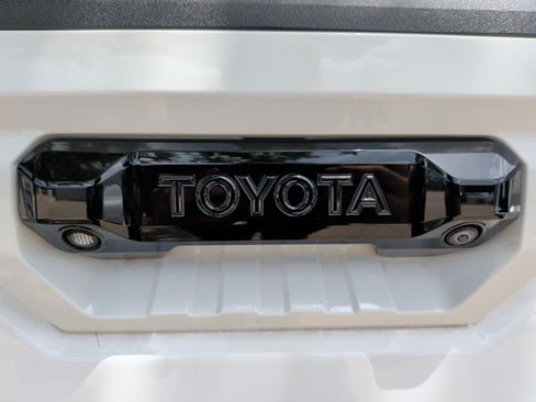 Used 2025 Toyota Tundra Limited AWD/4WD image 38