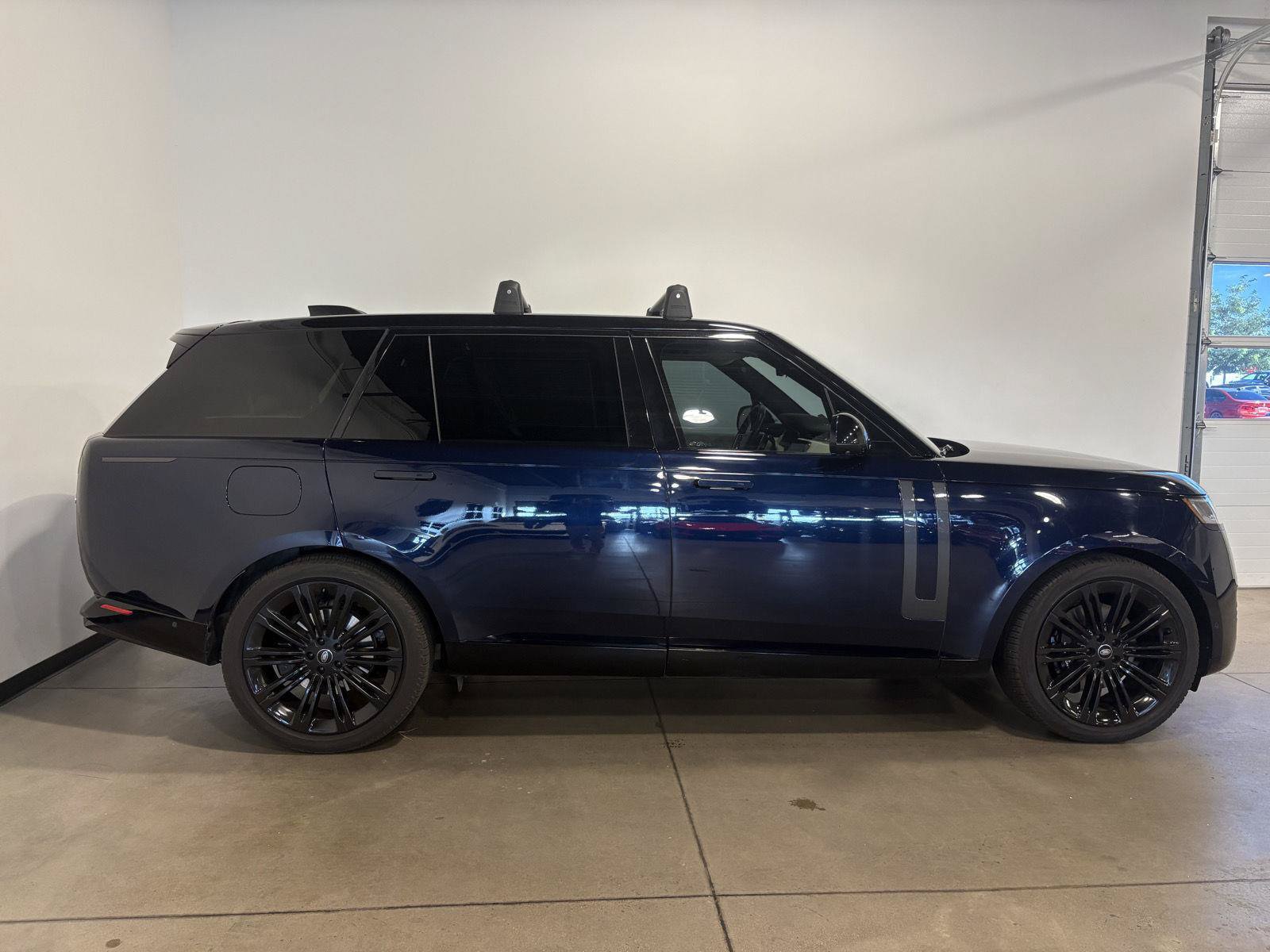 Used 2023 Land Rover Range Rover Long Wheelbase SE AWD/4WD image 2