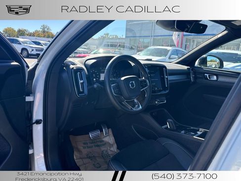 Used 2020 Volvo XC40 T5 R-Design image 12