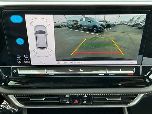 Used 2024 Volkswagen Atlas Cross Sport SE FWD image 26