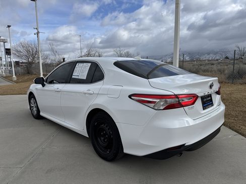 Used 2020 Toyota Camry LE image 3