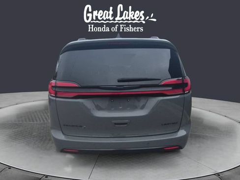 Used 2025 Chrysler Pacifica Limited FWD image 4