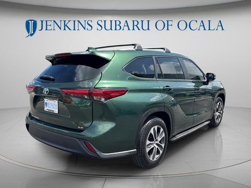 Used 2023 Toyota Highlander XLE FWD image 3