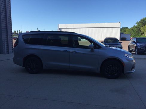 Used 2021 Chrysler Pacifica Limited w/ Uconnect Theater Family Group AWD/4WD image 3