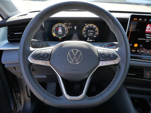 Certified 2025 Volkswagen Tiguan SE image 27