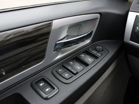 Used 2010 Chrysler Town & Country Touring FWD image 6
