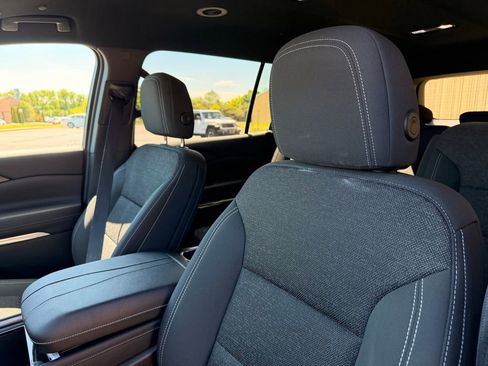 Used 2025 Chevrolet Traverse LT FWD image 14