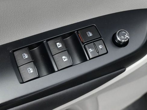Used 2016 Toyota Highlander XLE AWD/4WD image 3