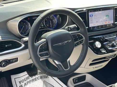 Used 2024 Chrysler Pacifica Touring-L FWD image 30