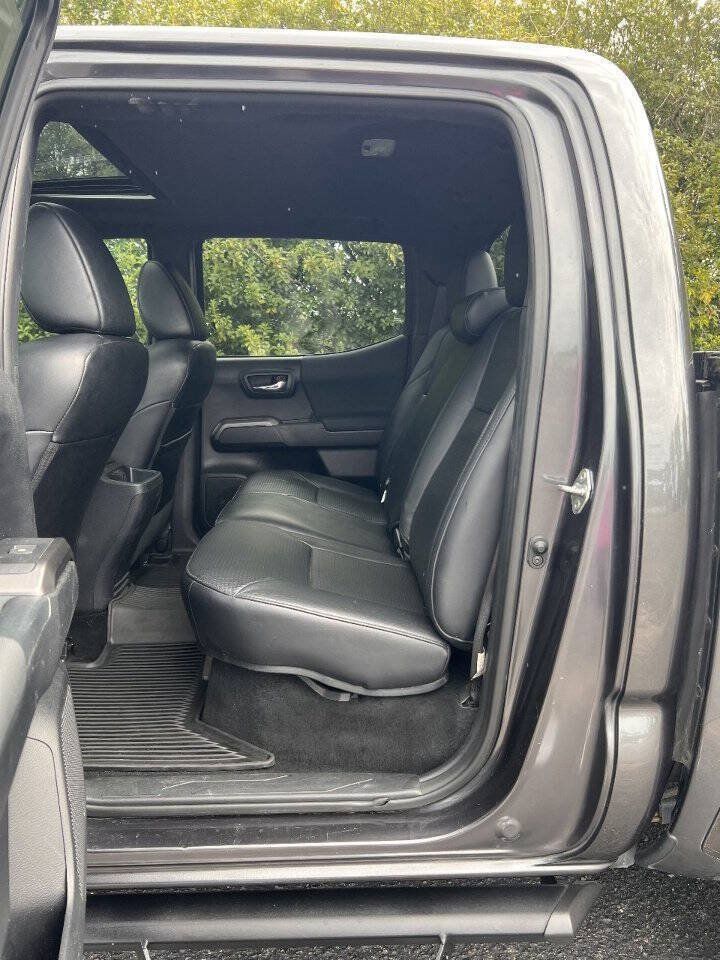 Used 2018 Toyota Tacoma TRD Sport AWD/4WD image 15