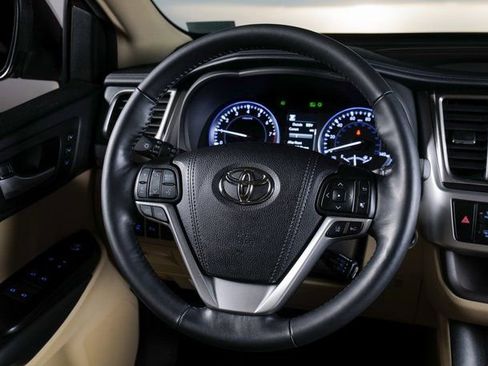 Used 2018 Toyota Highlander AWD V6 image 11