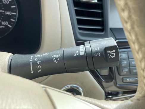 Used 2015 Nissan Pathfinder Platinum FWD image 32