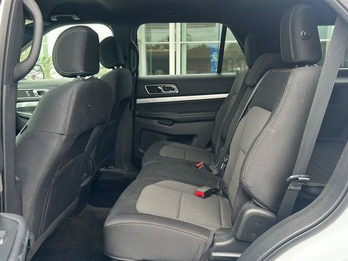 Used 2017 Ford Explorer XLT AWD/4WD image 10