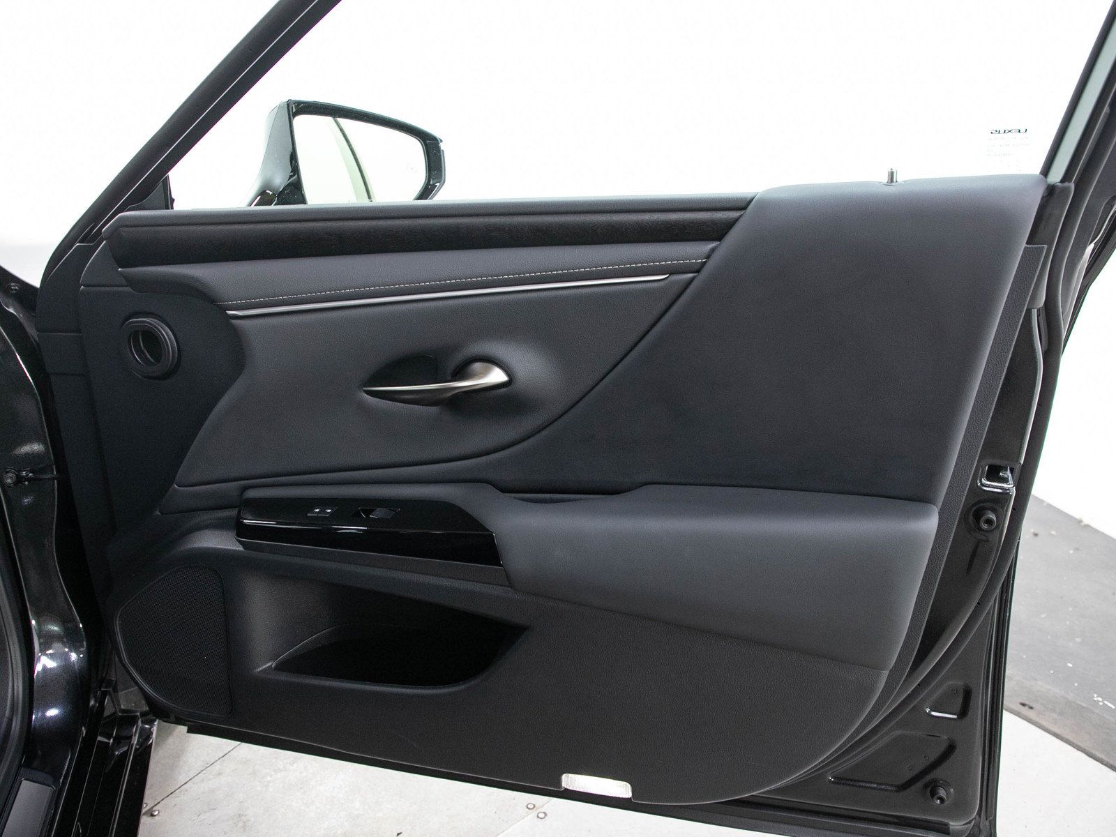 Used 2025 Lexus ES 300h FWD image 9