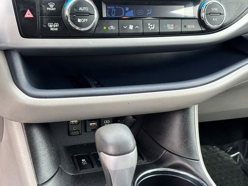 Used 2019 Toyota Highlander XLE w/ Carpet Mat Package (TMS) image 24
