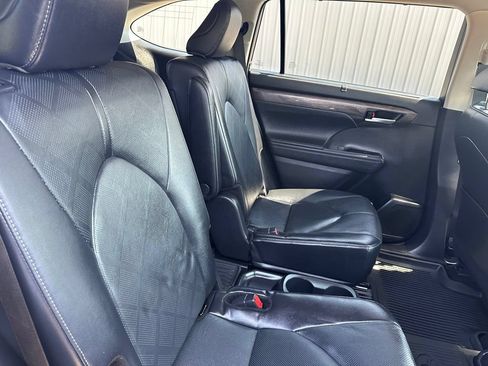 Used 2024 Toyota Highlander Platinum AWD/4WD image 35
