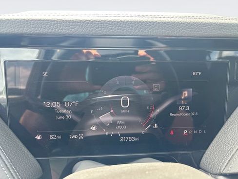 Used 2025 GMC Yukon XL Denali AWD/4WD image 16