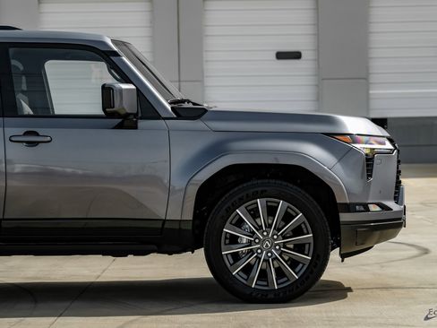 Used 2025 Lexus GX 550 w/ Accessory Package (Z1) image 21