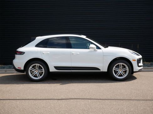 Used 2025 Porsche Macan image 28
