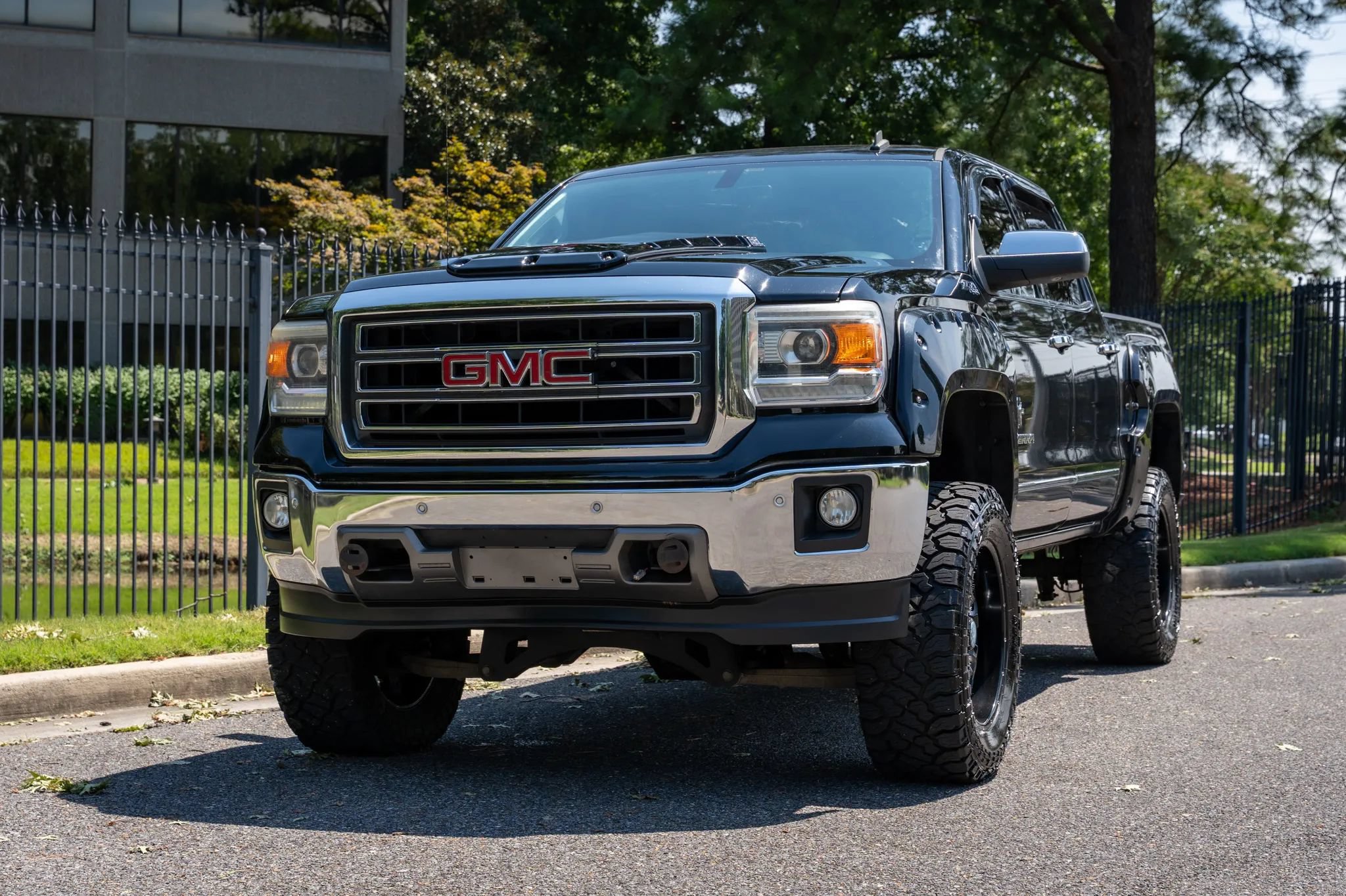 Used 2014 GMC Sierra 1500 SLT w/ SLT Preferred Package AWD/4WD image 2