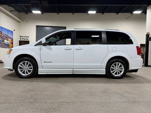 Used 2019 Dodge Grand Caravan SXT FWD image 9