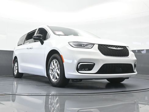 Used 2025 Chrysler Pacifica Select FWD image 58