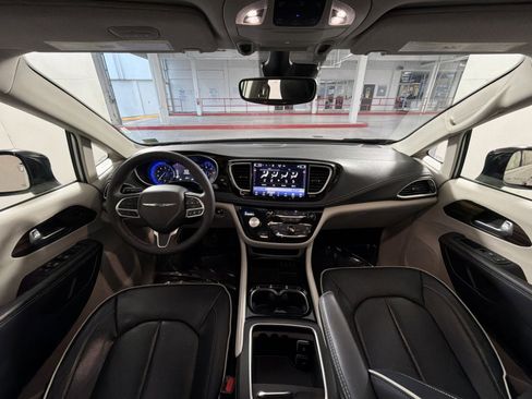 Used 2024 Chrysler Pacifica Limited image 23