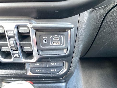 Used 2023 Jeep Wrangler Unlimited Sahara AWD/4WD image 17