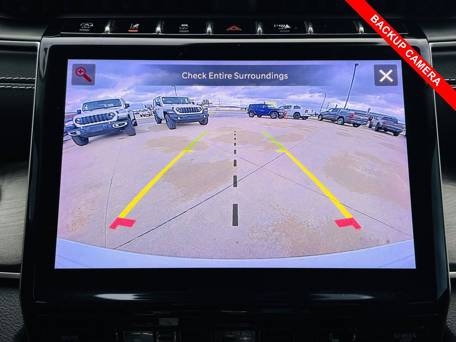 Used 2023 Jeep Grand Cherokee Limited w/ Black Appearance Package AWD/4WD image 13