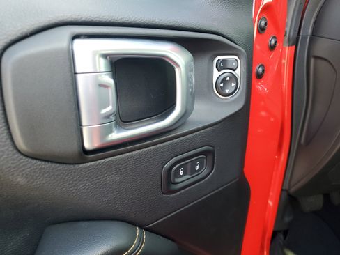 Used 2024 Jeep Wrangler Sahara image 11