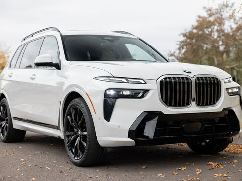 Used 2023 BMW X7 xDrive40i w/ M Sport Package image 11