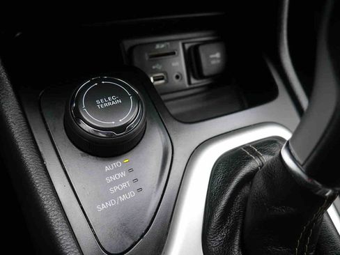 Used 2018 Jeep Cherokee Latitude Plus AWD/4WD image 29
