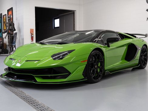 Used 2021 Lamborghini Aventador SVJ AWD/4WD image 4