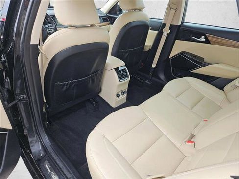 Used 2018 Kia Cadenza Premium w/ Luxury Package FWD image 11