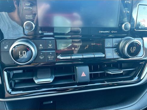 Used 2020 Toyota Highlander XLE AWD/4WD image 15