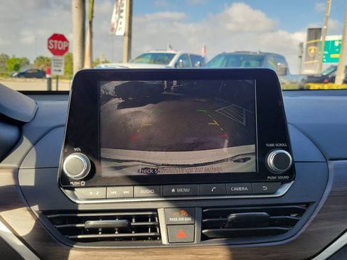 Used 2025 Nissan Altima 2.5 SV FWD image 10